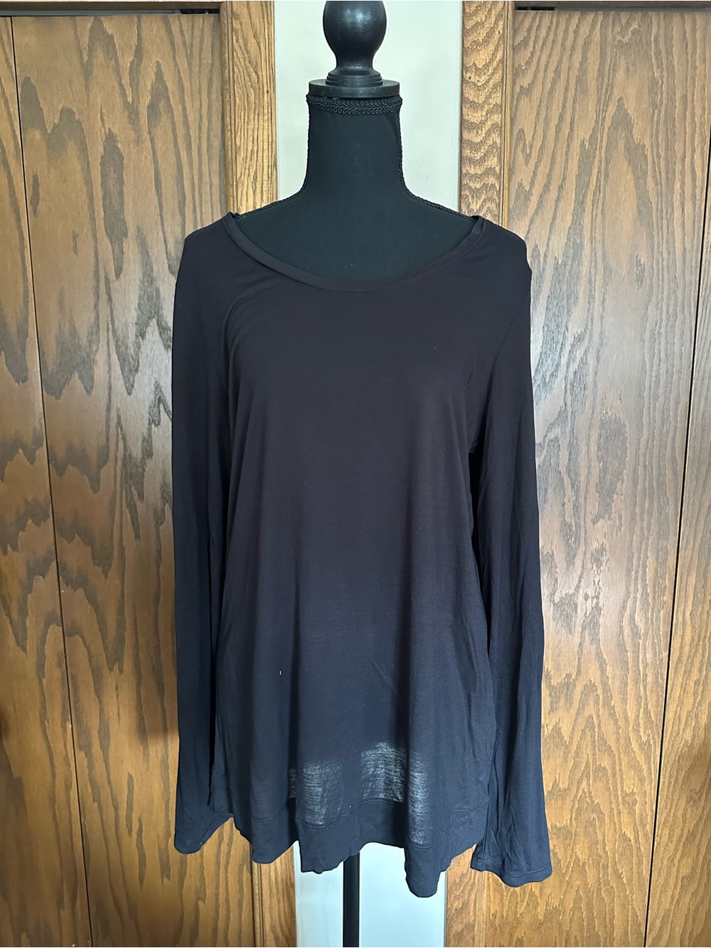 NWT Simply Vera Women’s Black Long-Sleeve Scoop Neck Top